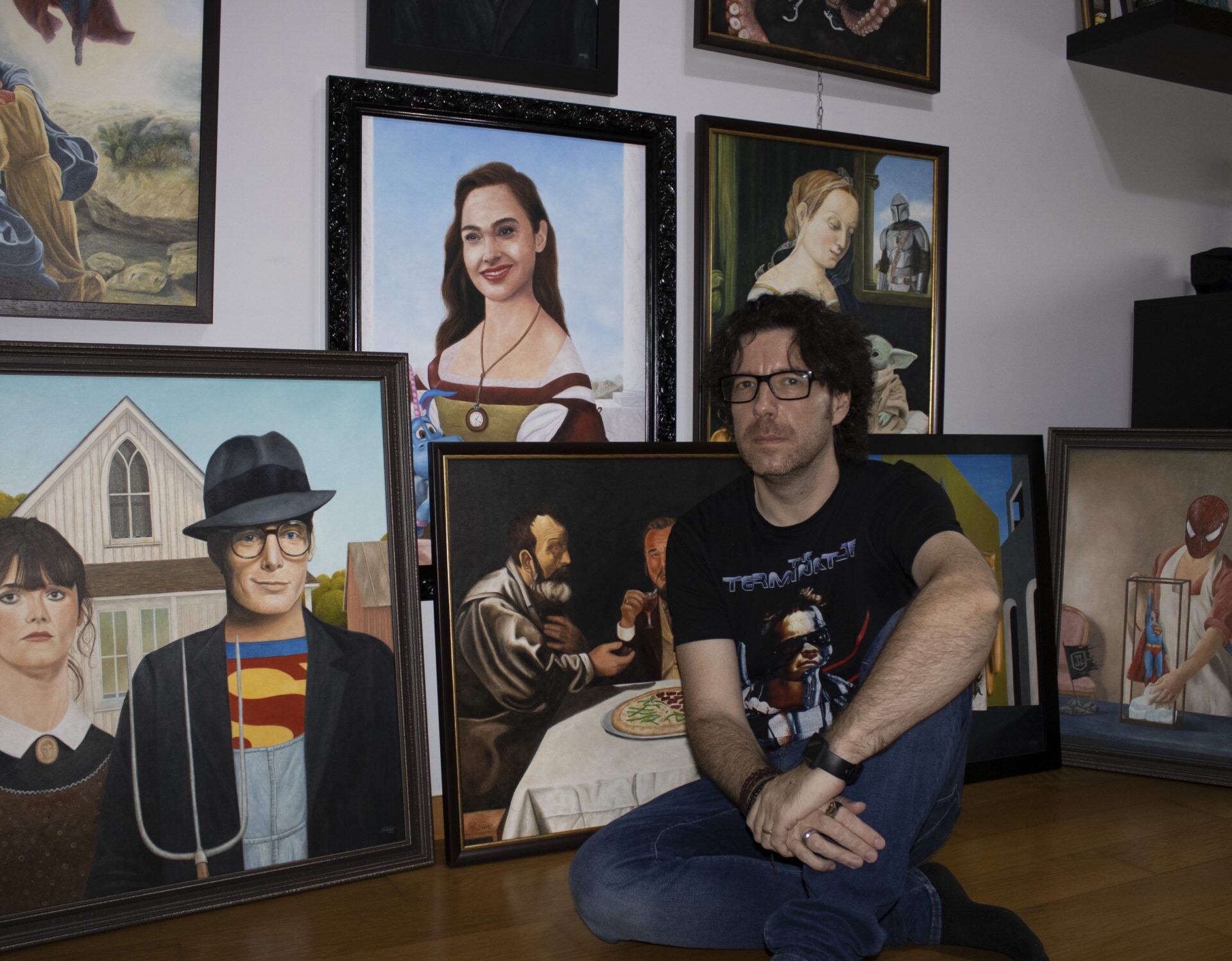 Marco Santos, artista contemporâneo, com as suas pinturas originais no atelier.